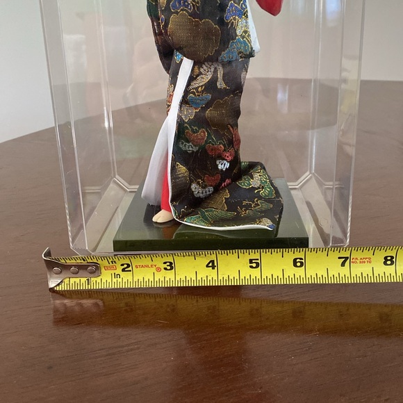 Elegant Japanese Geisha Doll in Display Case - Picture 11 of 13
